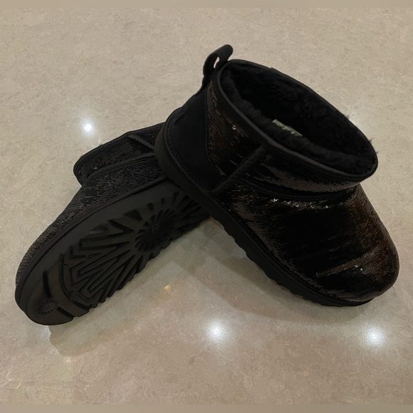 UGG® 1151616 Women's Classic Ultra Mini Mirror Ball Cold Weather Boot Size 7 - Picture 10 of 14